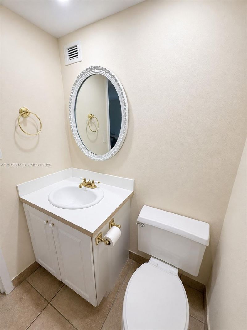 600 Parkview Dr , Unit 224, Hallandale Beach, FL 33009 Photo