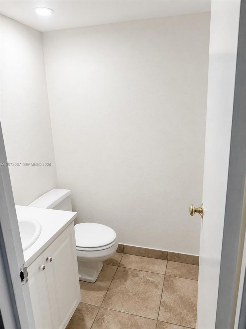 600 Parkview Dr , Unit 224, Hallandale Beach, FL 33009 Photo