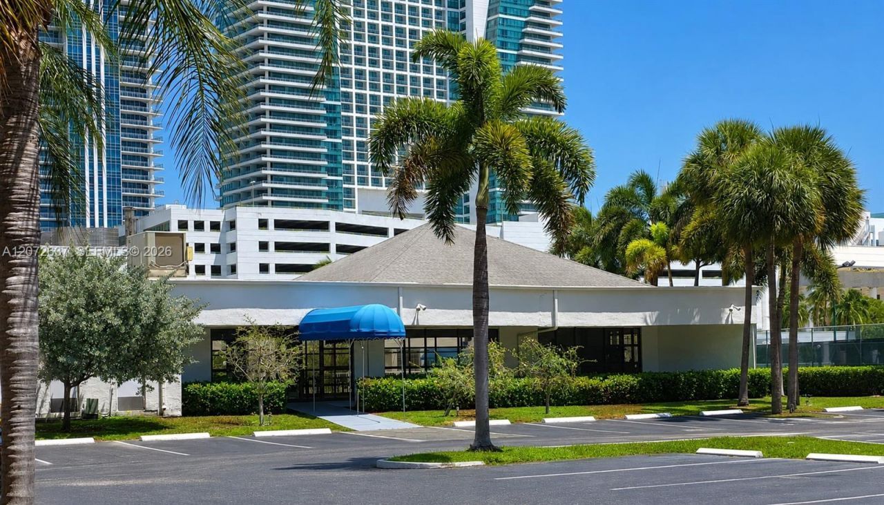 600 Parkview Dr , Unit 224, Hallandale Beach, FL 33009 Photo