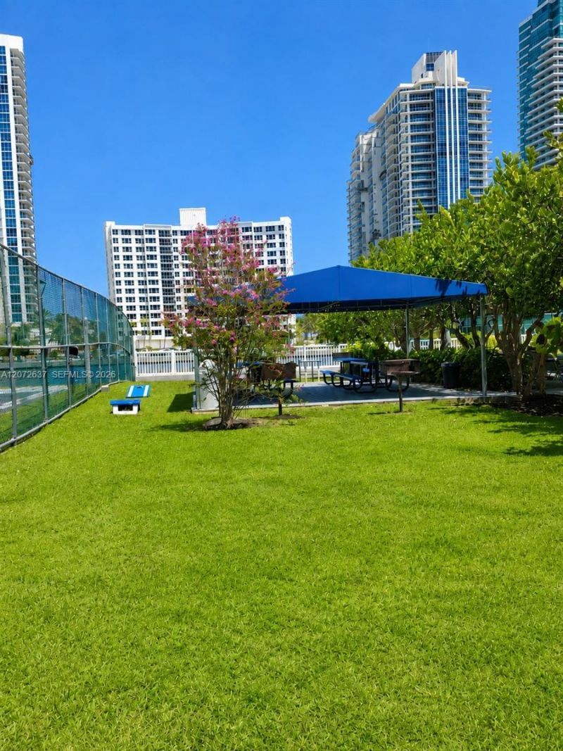 600 Parkview Dr , Unit 224, Hallandale Beach, FL 33009 Photo