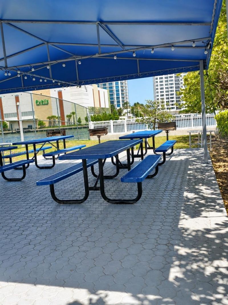 600 Parkview Dr , Unit 224, Hallandale Beach, FL 33009 Photo