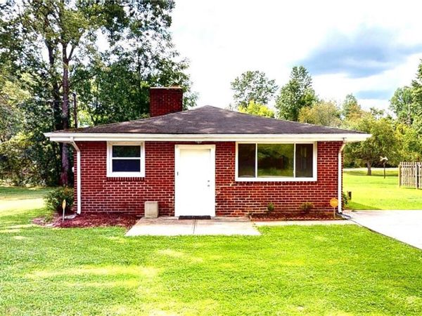 16702 Findlay Street , Chagrin Falls, OH 44023