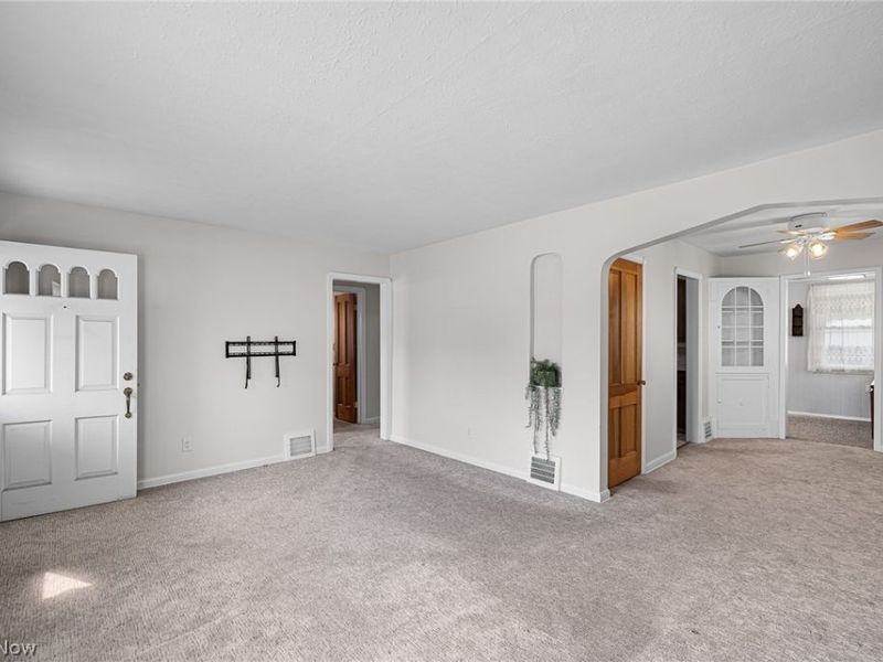 424 E 326th Street, Willowick, OH 44095 Photo 4