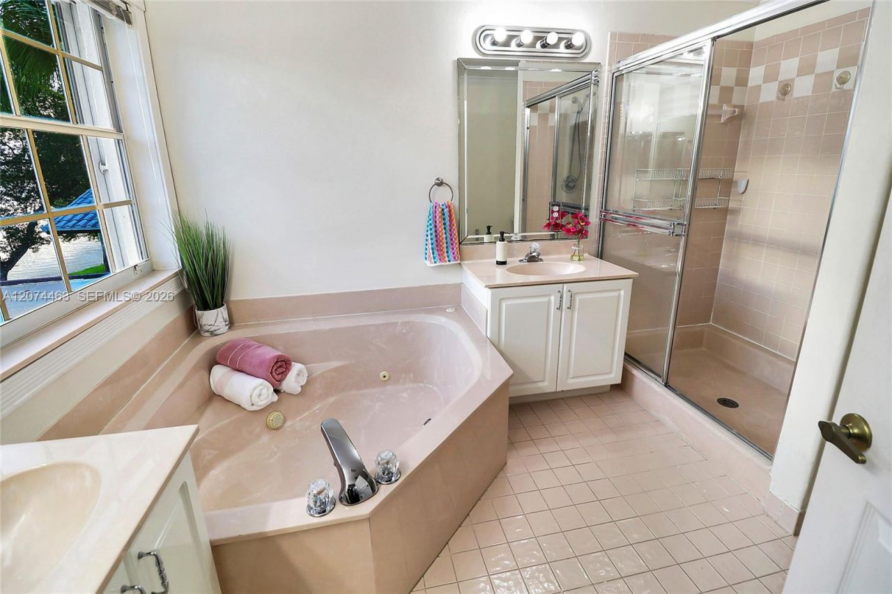 1108 NW 180th Ave, Pembroke Pines, FL 33029 Photo