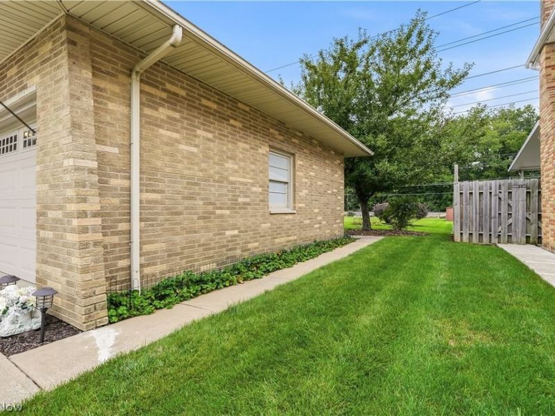 7068 Middlebrook Boulevard , Middleburg Heights, OH 44130 Photo 3