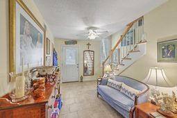 106 Ventura Place photo 4