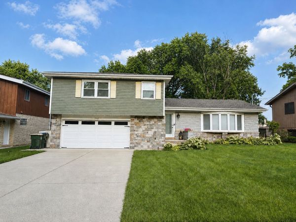 1915 N Chestnut Avenue , Arlington Heights, IL 60004