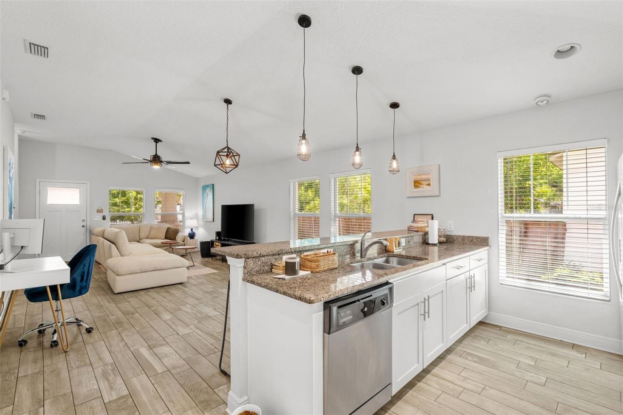 325 Wisconsin Court S, Saint Petersburg, FL 33705 Photo
