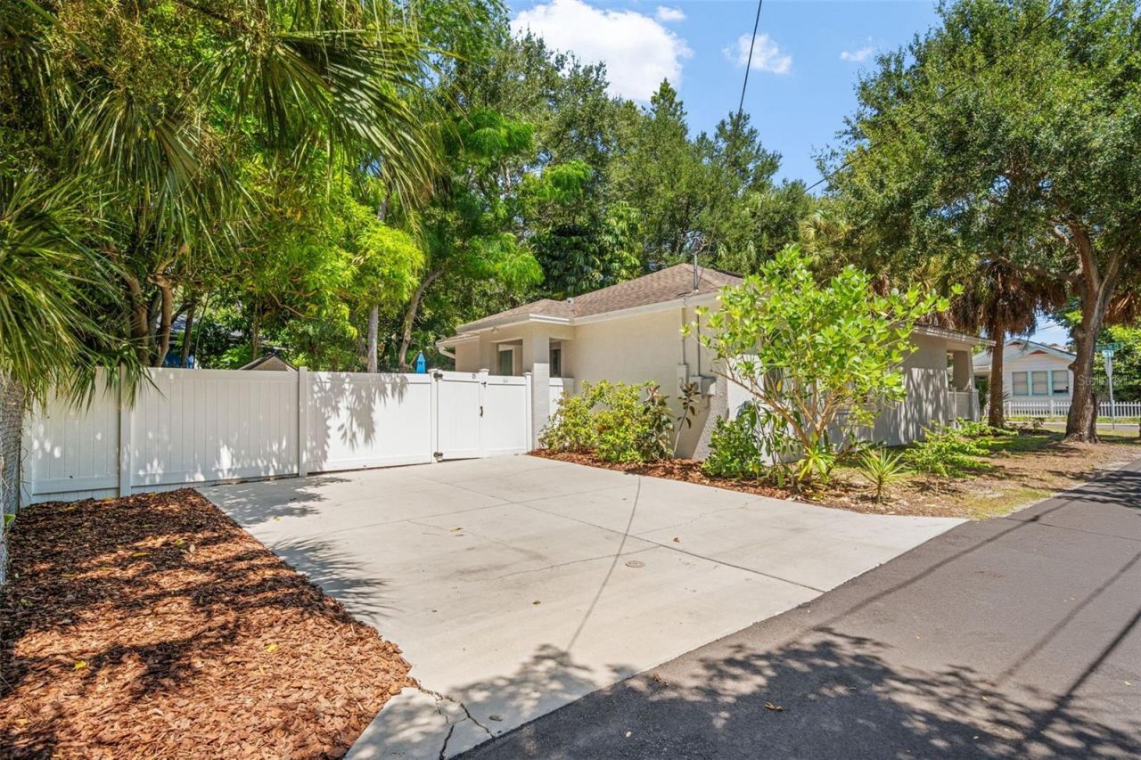 325 Wisconsin Court S, Saint Petersburg, FL 33705 Photo