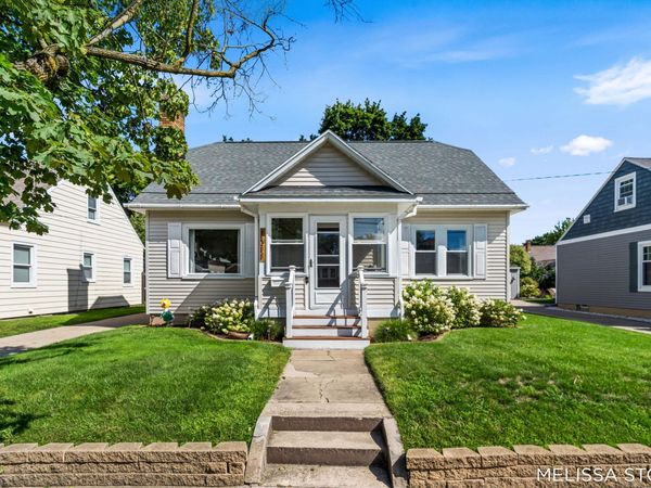 1011 Beechwood Street NE, Grand Rapids, MI 49505