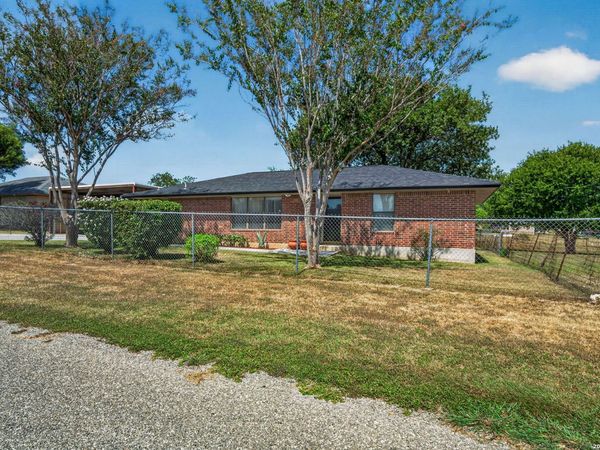 325 WENDY LN, Seguin, TX 78155