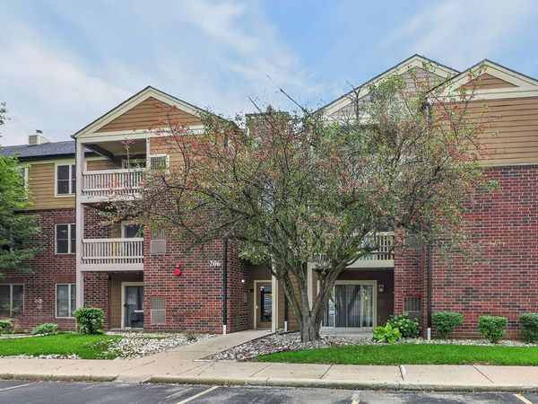 206 Glengarry Drive, Unit 208, Bloomingdale, IL 60108