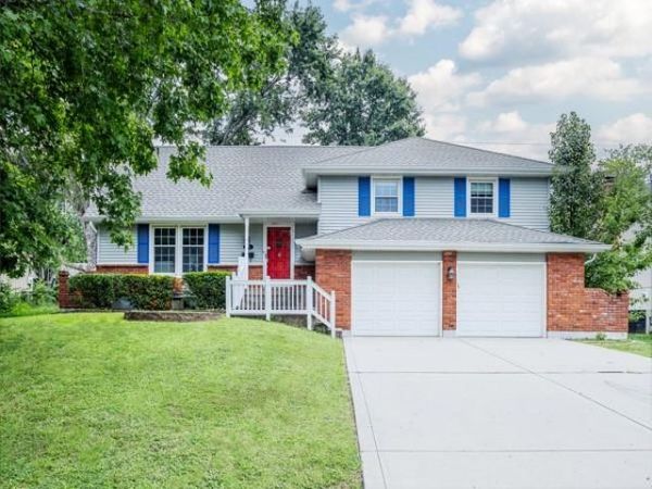 905 SW Savannah Drive, Lee's Summit, MO 64081