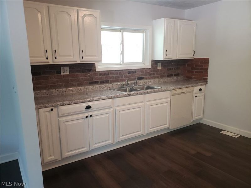 6110 Antrim Road, Elyria, OH 44035 Photo 2