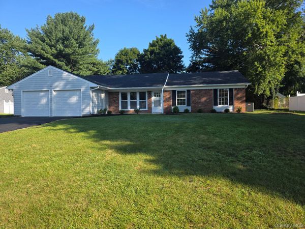5 Orleans Green, Coram, NY 11727
