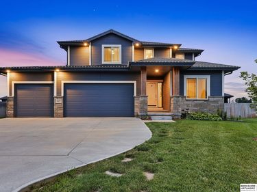 925 Elm Circle, Springfield, NE 68059