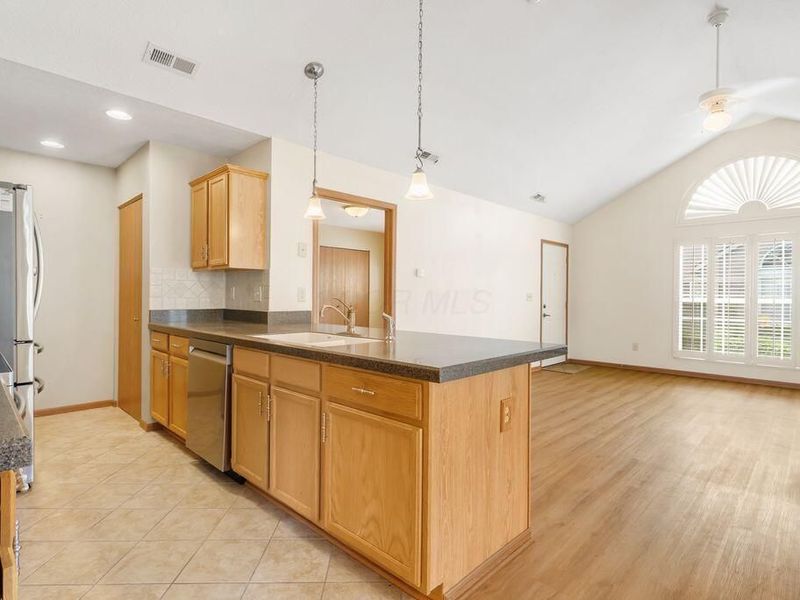 1297 Amberlea Drive E, Unit 12, Columbus, OH 43230 Photo 19