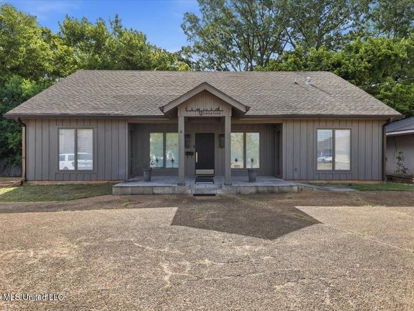 8 Lakeland Circle, Jackson, MS 39216