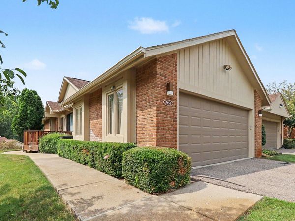 5655 Hillcrest Circle E, West Bloomfield, MI 48322