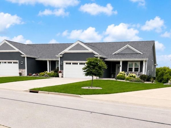 1878 Farmlane DRIVE, Slinger, WI 53086