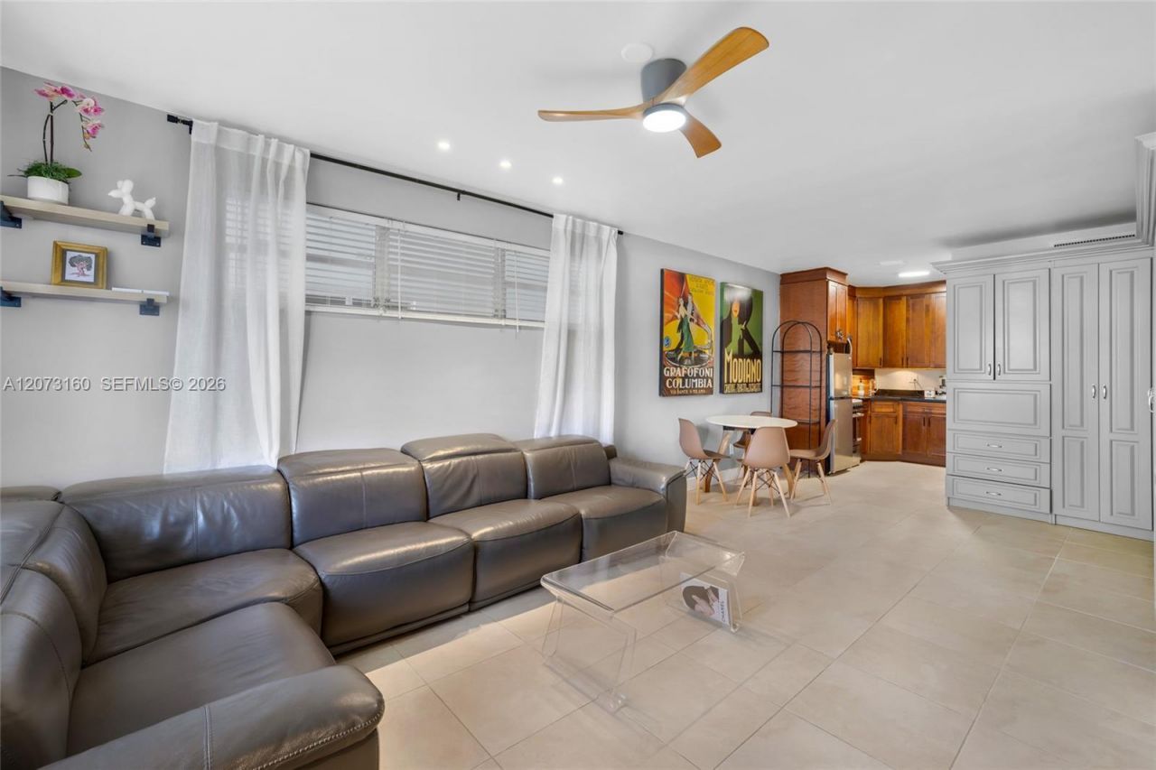 2445 Lake Pancoast Dr , Unit 4, Miami Beach, FL 33140 Photo