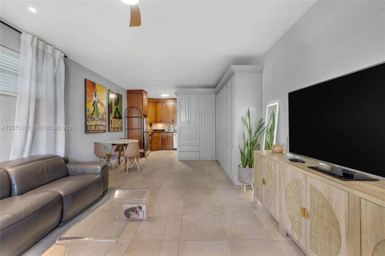 2445 Lake Pancoast Dr , Unit 4, Miami Beach, FL 33140 Photo
