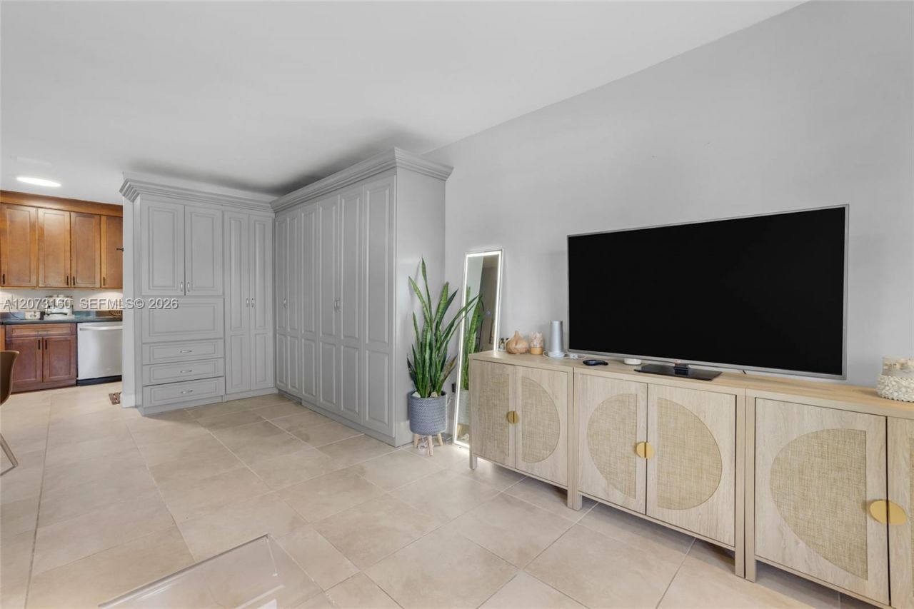 2445 Lake Pancoast Dr , Unit 4, Miami Beach, FL 33140 Photo
