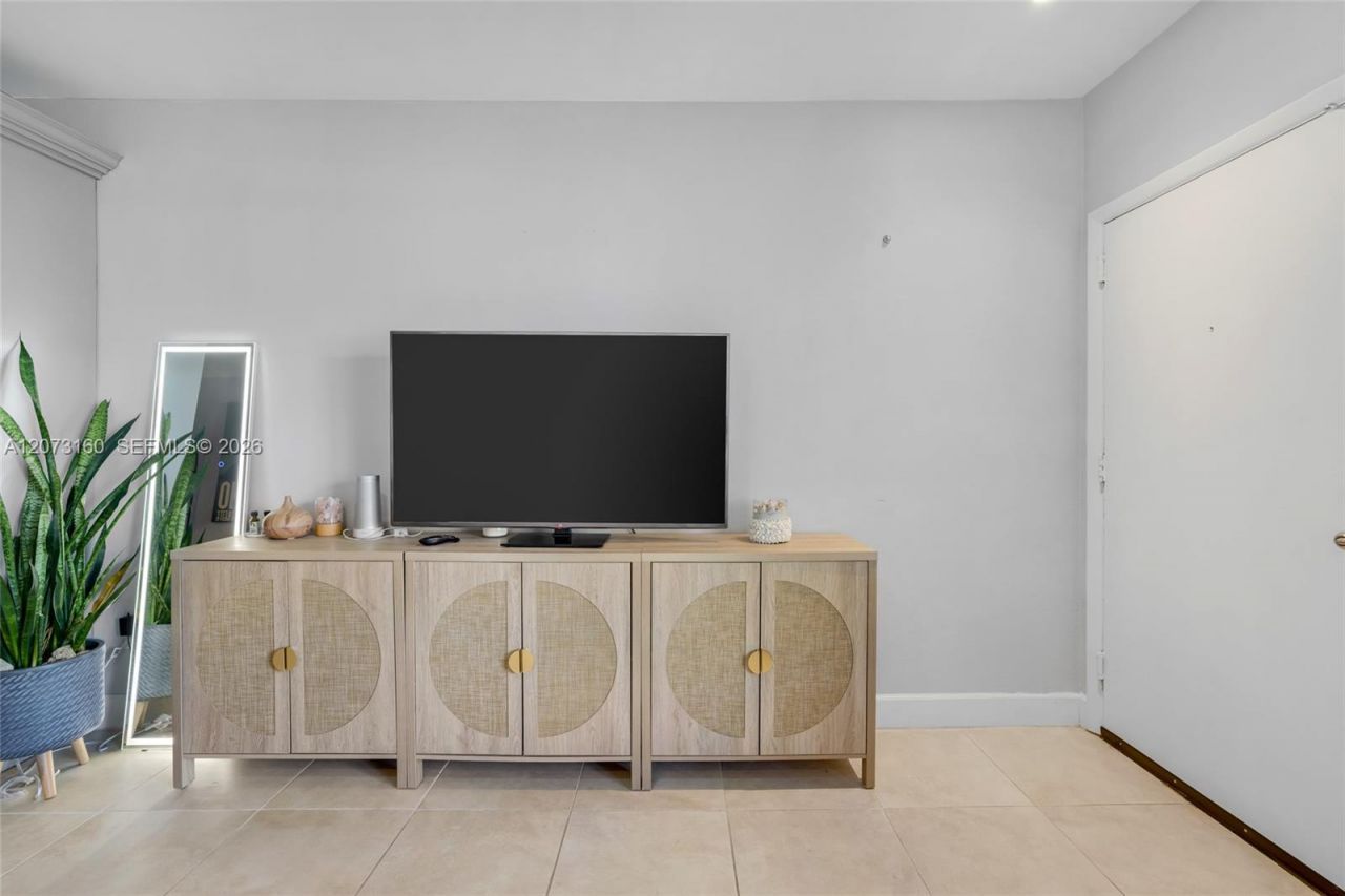 2445 Lake Pancoast Dr , Unit 4, Miami Beach, FL 33140 Photo