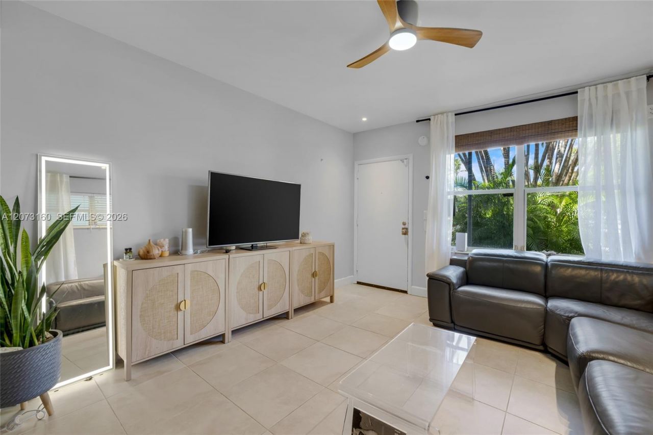 2445 Lake Pancoast Dr , Unit 4, Miami Beach, FL 33140 Photo