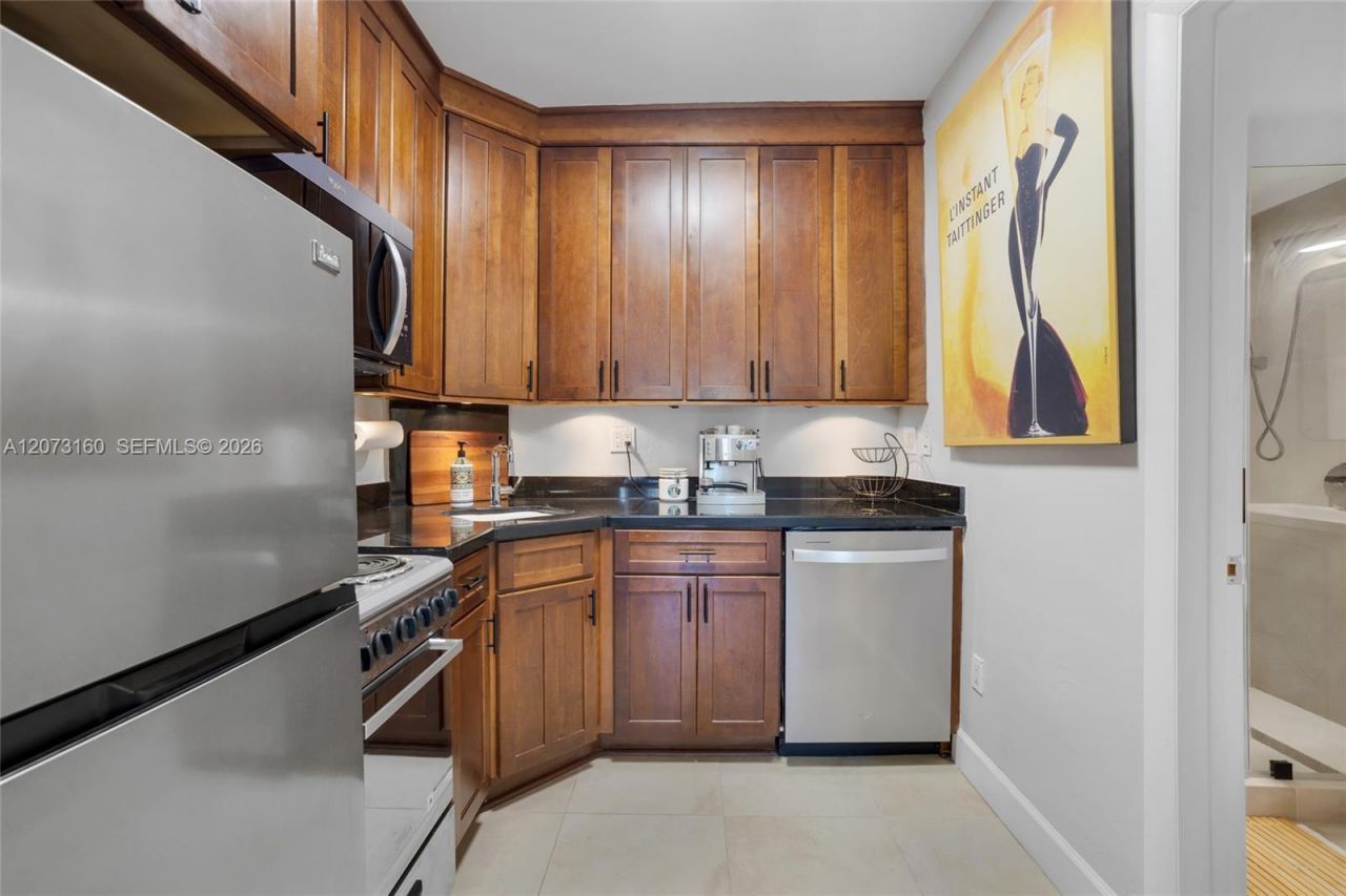 2445 Lake Pancoast Dr , Unit 4, Miami Beach, FL 33140 Photo