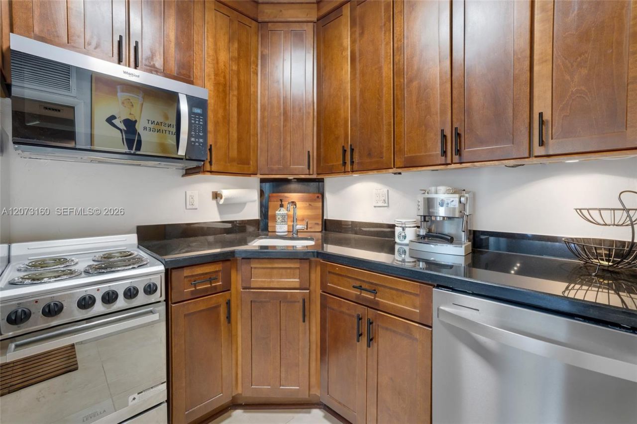 2445 Lake Pancoast Dr , Unit 4, Miami Beach, FL 33140 Photo
