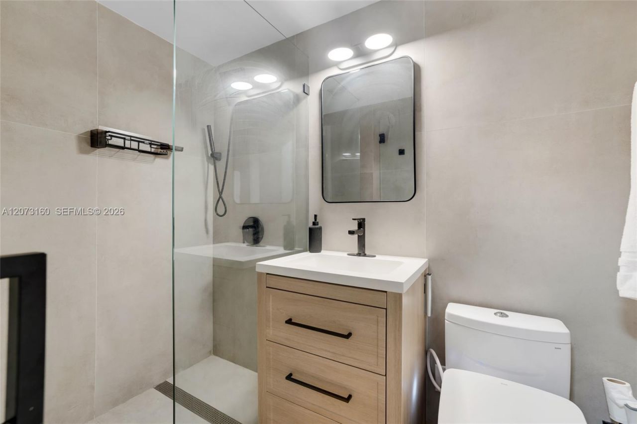 2445 Lake Pancoast Dr , Unit 4, Miami Beach, FL 33140 Photo