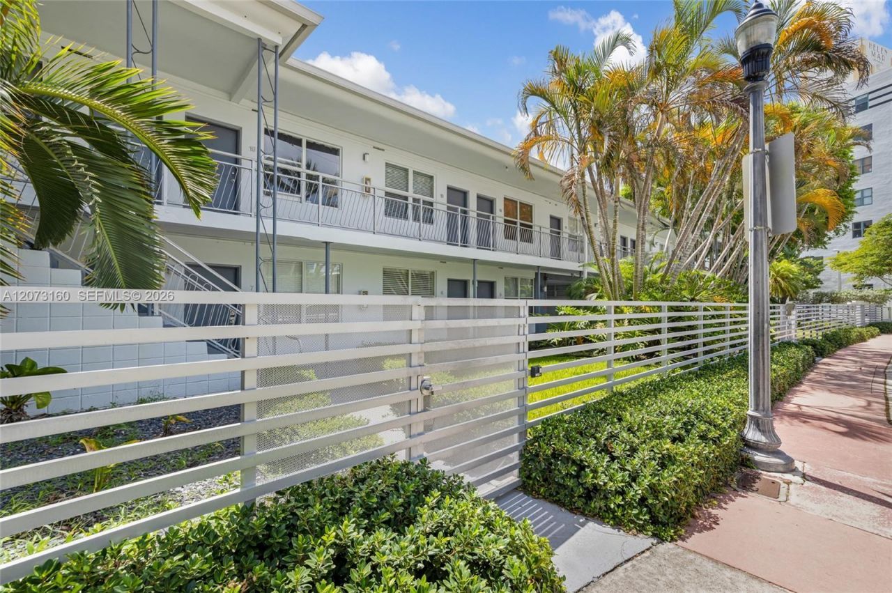 2445 Lake Pancoast Dr , Unit 4, Miami Beach, FL 33140 Photo