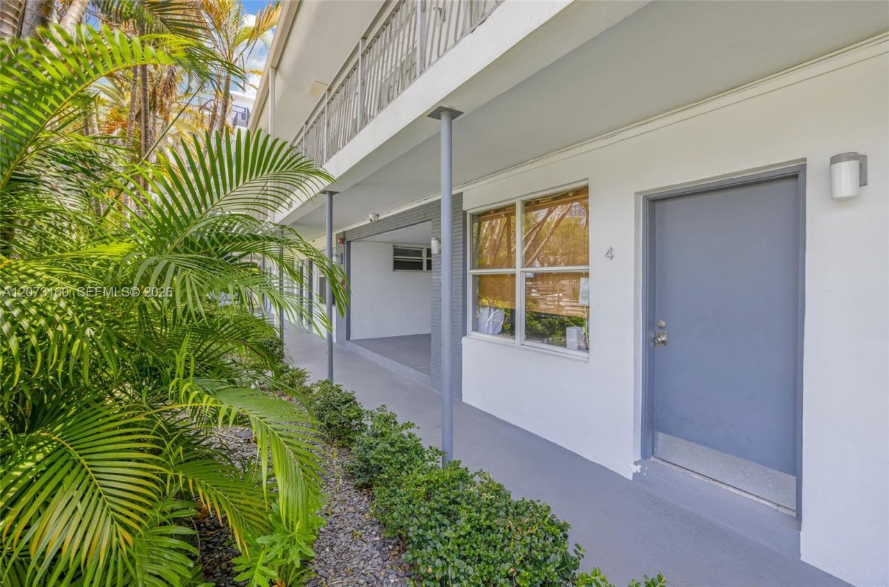 2445 Lake Pancoast Dr , Unit 4, Miami Beach, FL 33140 Photo