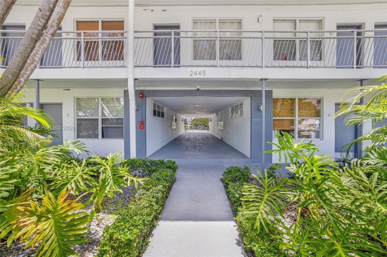 2445 Lake Pancoast Dr , Unit 4, Miami Beach, FL 33140 Photo