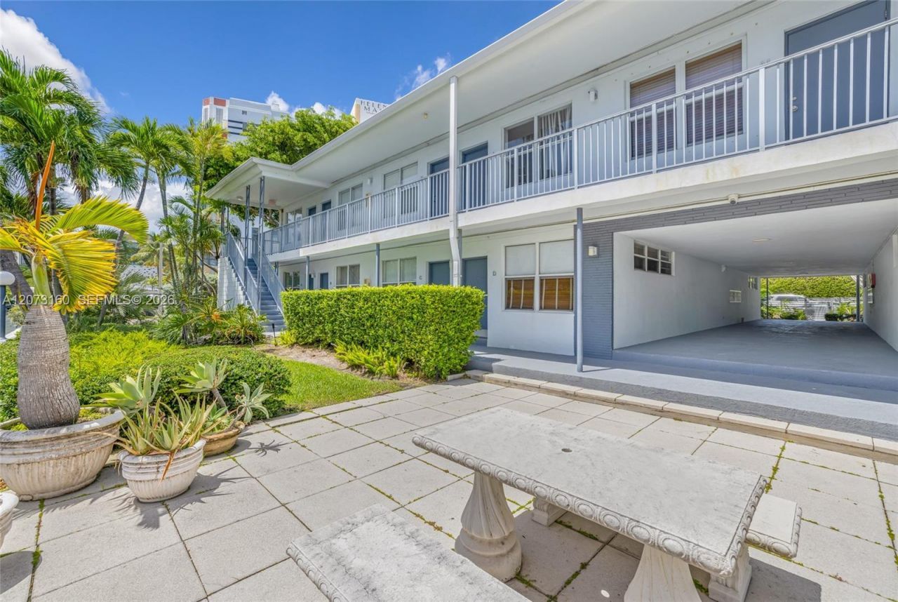 2445 Lake Pancoast Dr , Unit 4, Miami Beach, FL 33140 Photo