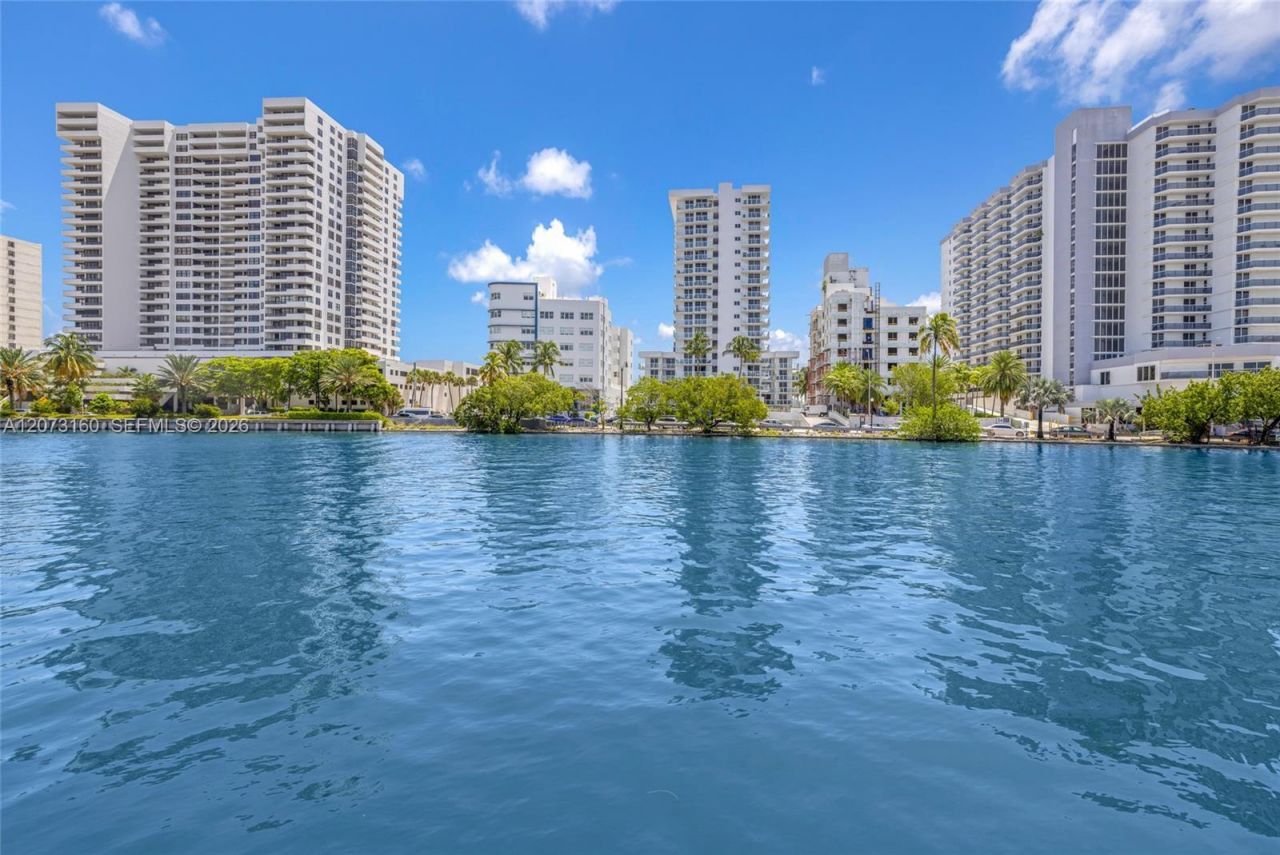 2445 Lake Pancoast Dr , Unit 4, Miami Beach, FL 33140 Photo