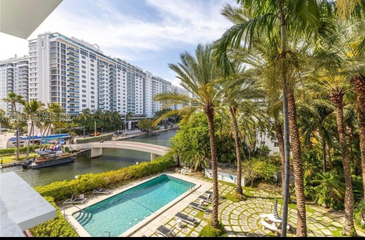 2445 Lake Pancoast Dr , Unit 4, Miami Beach, FL 33140 Photo