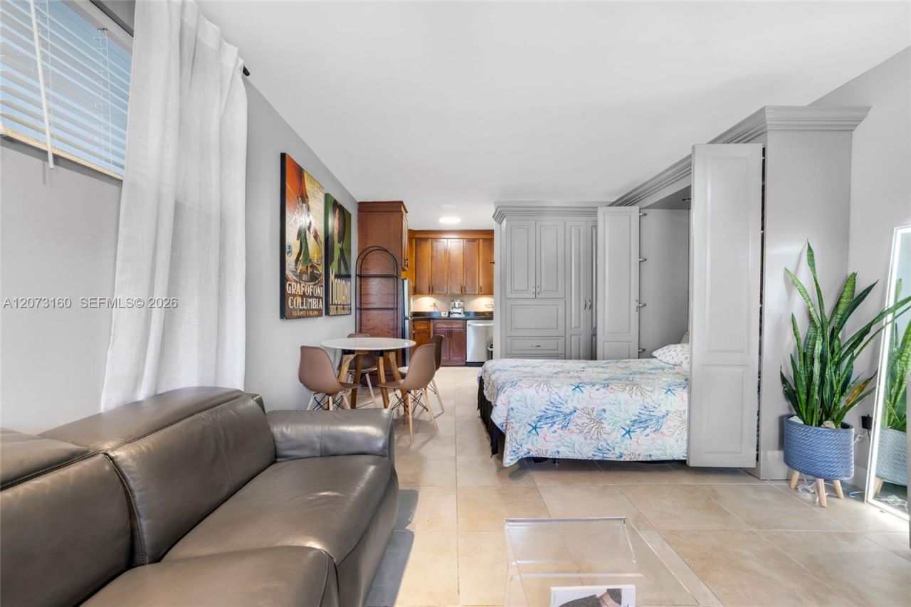 2445 Lake Pancoast Dr , Unit 4, Miami Beach, FL 33140 Photo