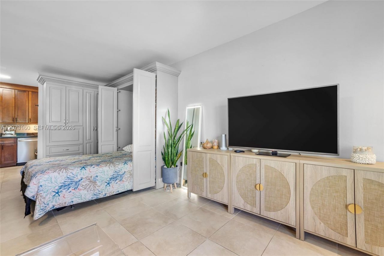 2445 Lake Pancoast Dr , Unit 4, Miami Beach, FL 33140 Photo
