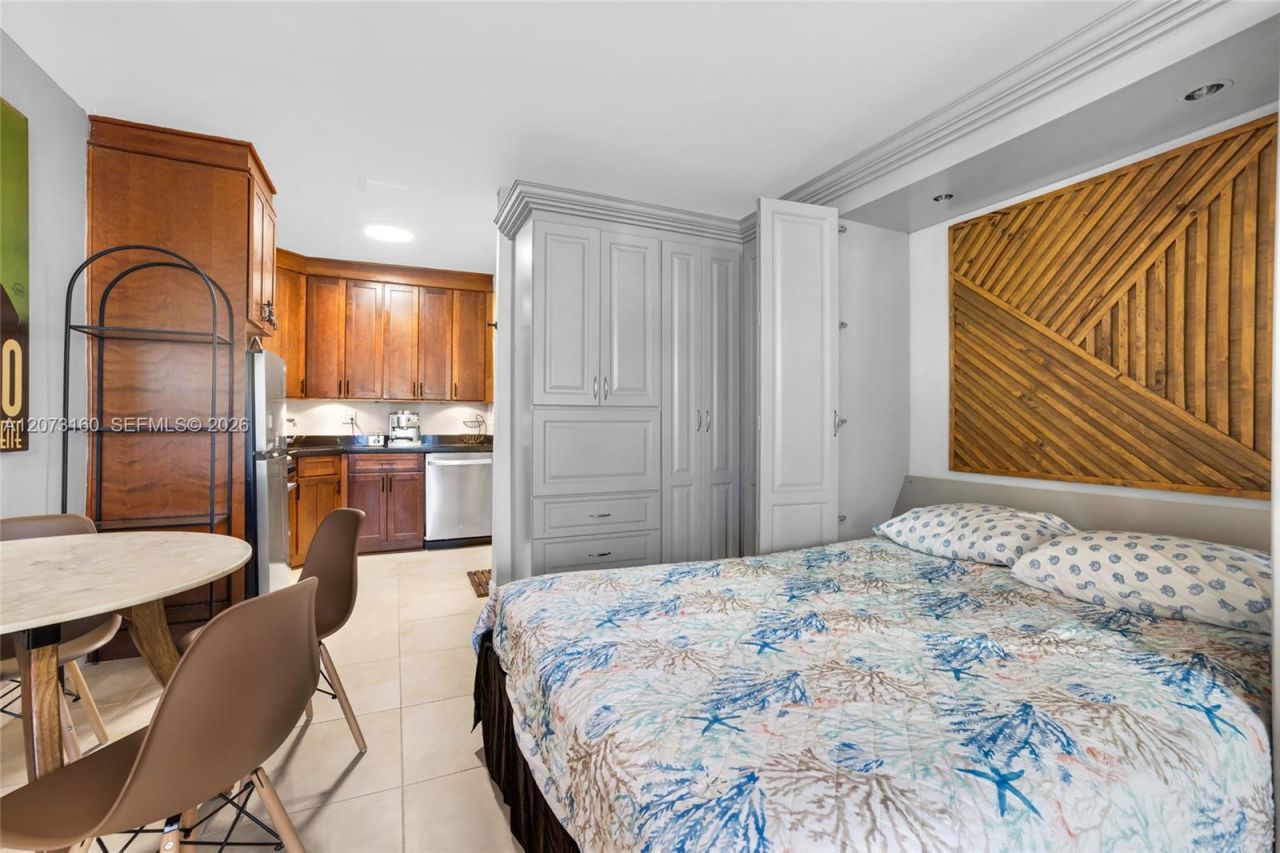 2445 Lake Pancoast Dr , Unit 4, Miami Beach, FL 33140 Photo