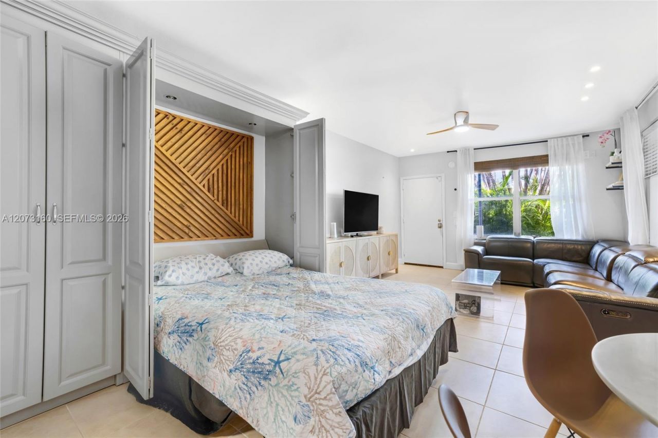 2445 Lake Pancoast Dr , Unit 4, Miami Beach, FL 33140 Photo