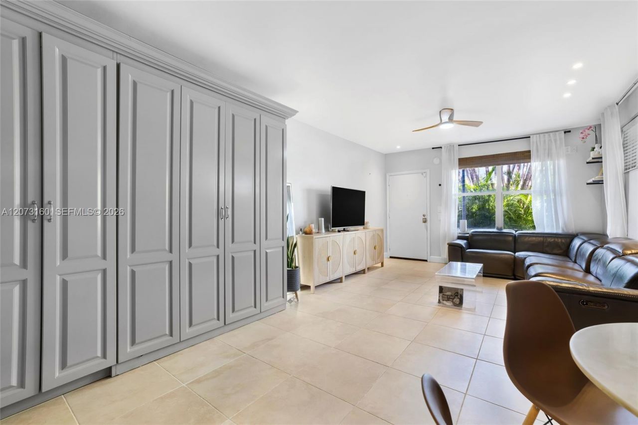 2445 Lake Pancoast Dr , Unit 4, Miami Beach, FL 33140 Photo