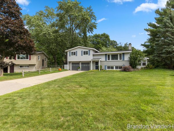 980 Bellewood Drive SE, Kentwood, MI 49508