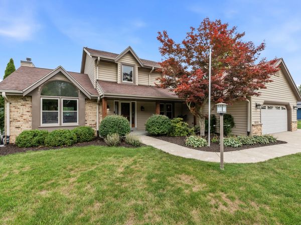 W144N4871 Stone Dr, Menomonee Falls, WI 53051
