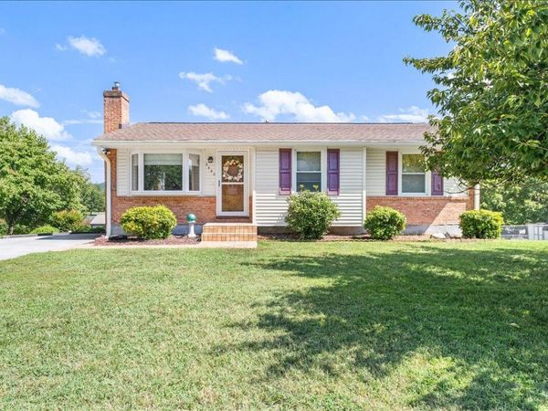 3920 Meadowlark RD , Roanoke, VA 24018