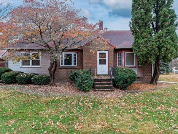 1517 W Kimberly Road , Davenport, IA 52806
