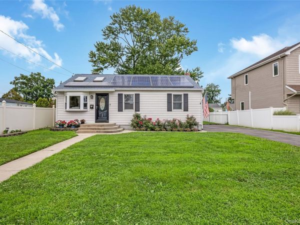11 Delano Place , West Babylon, NY 11704