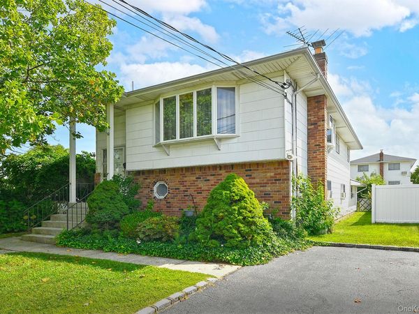1699 Meadowbrook Road , Merrick, NY 11566
