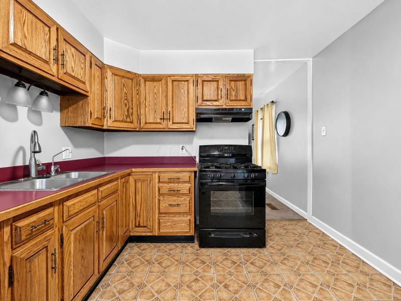392 Weymouth Lane, Columbus, OH 43228 Photo 10
